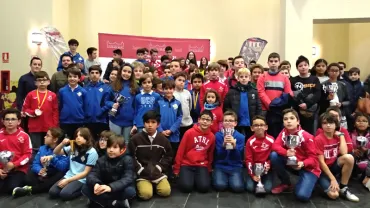 imagen grupal de participantes y autoridades en el CERE, febrero 2019, fuente imagen Club Ajedrez Miguelturra