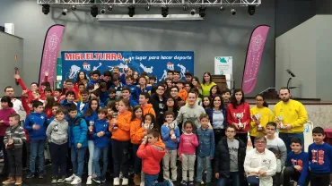 imagen de participantes y autoridades tras la jornada de ajedrez, febrero 2020, fuente imagen Club Ajedrez Miguelturra