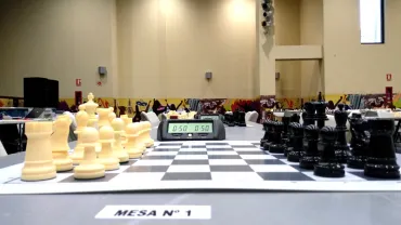 imagen de mesa y fichas de ajedrez en el CERE, enero 2019, fuente imagen Club Ajedrez Miguelturra