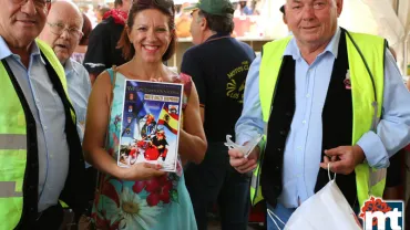 imagen de Victoria Sobrino recibiendo una placa de Moto Guzzi, Ferias y Fiestas Miguelturra 2016
