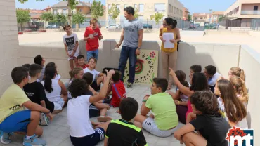 imagen de alumnado del Colegio Público Clara Campoamor durante la Semana de la Movilidad, septiembre 2017