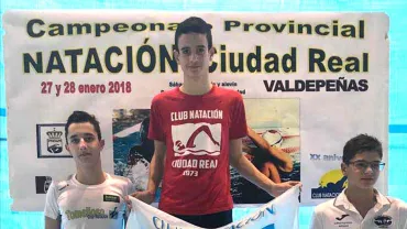 imagen de Álvaro García Gómez en lo alto del podio junto con otros dos nadadores, febrero 2018