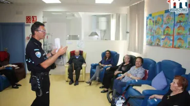 imagen de Antonio Corral y personas mayores durante la charla, mayo 2017