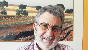 imagen de Antonio Vallejo con su nuevo libro "De Apodos y Música", junio 2020