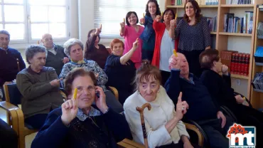 imagen de usuarios y usuarias y personal del Servicio de Estancias Diurnas en apoyo a la osteogénesis imperfecta, junto con la presidenta de la asociación, mayo 2016