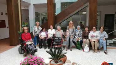 imagen de alumnas y docente en la Biblioteca Municipal Casa de la Capellanía, mayo 2019