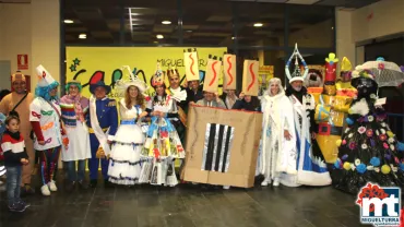 imagen de autoridades y personas participantes concurso trajes reciclados Carnaval 2018