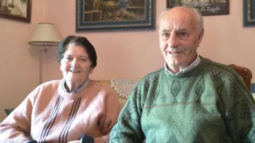 imagen de dos personas mayores de la localidad