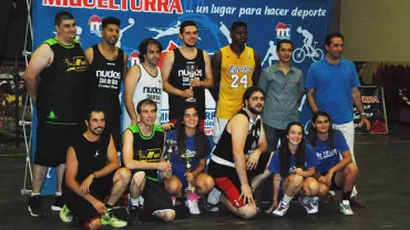 imagen grupal torneo 3 por 3 baloncesto, julio 2015