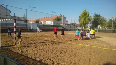 imagen del taller de balonmano en la pista de arena, agosto 2017