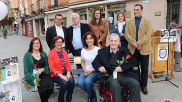 imagen de autoridades y homenajeados de los Bancos Literarios, abril 2018