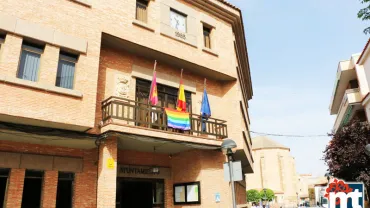 imagen de la bandera en el balcón de alcaldía del Ayuntamiento de Miguelturra, junio 2016
