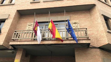 imagen de la fachada del Ayuntamiento de Miguelturra con las banderas a media asta por el Covid-19