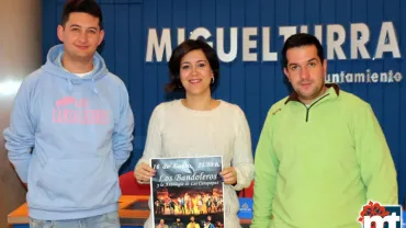 imagen de la concejala de Cultura y Festejos junto con Cansaliebres, enero de 2016