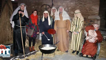 imagen de Victoria Sobrino con personajes del Belén Viviente, diciembre 2017