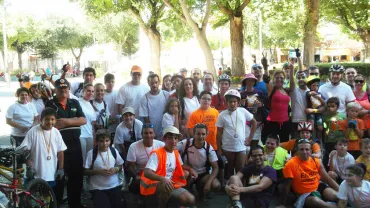 imagen del grupo de personas participantes en la quedada en bici y patines, septiembre 2015