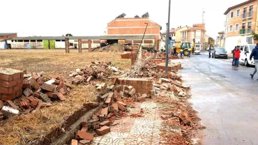 imagen de la caída del muro hacia la calle Real a causa del gran viento, marzo 2018