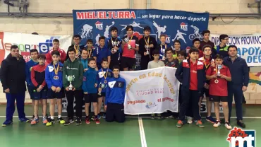 imagen de organización, autoridades y participantes campeonato de tenis de mesa, abril 2018