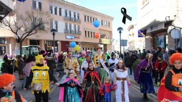 imagen de participantes en el Carnaval Infantil de Miguelturra 2018, crespón negro por el fallecido en Herencia.