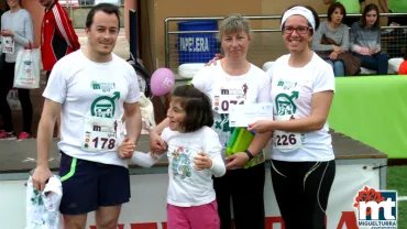 imagen de la alcaldesa de Miguelturra y concejal de Deportes entregando el cheque a Fisensi, 21 abril 2018