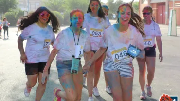 imagen de jóvenes llegando a la meta en la carrera de polvos de colores, septiembre 2018