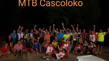 imagen grupal de participantes en la ciclo nocturna del 1 de septiembre de 2018, fuente imagen MTB Cascoloko