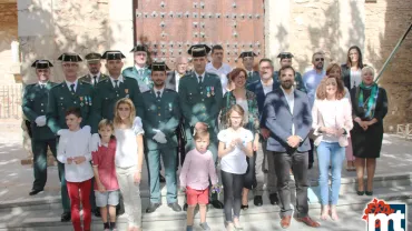 imagen grupal de Guardia Civil y Corporación Municipal, octubre 2017