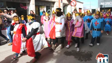 imagen del alumnado desfilando en Carnaval, 9 febrero 2018