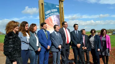 imagen inauguración del Cerro Gordo, con la alcaldesa Victoria Sobrino a la derecha de la imagen
