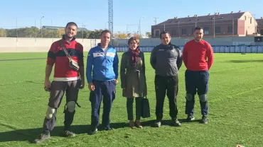 imagen visita institucional tras la sustitución del césped artificial del campo de fútbol, noviembre 2017