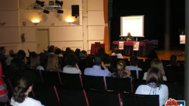 imagen de Pedro Julio Merino durante la charla sobre acoso escolar, abril 2016