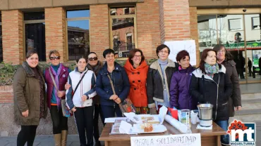 imagen de la chocolatada solidaria con el apoyo institucional del ayuntamiento, diciembre de 2015