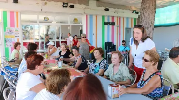 Imagen de la concejala con los participantes en el taller.