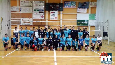 imagen grupal clausura del clicnic de voleibol y Concejal de Deportes Miguelturra, enero 2016