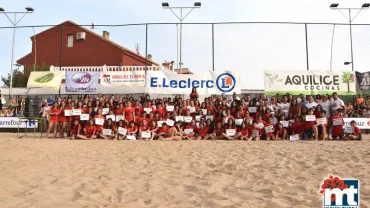 imagen de participantes, organización y autoridades al finalizar el Clinic Vóley Miguelturra 2019