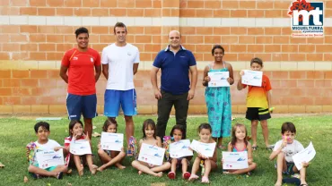 imagen de la clausura de los cursos de natación de este verano 2015 en Miguelturra