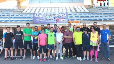imagen de la alcaldesa y concejal de deportes junto con la organización de la clausura, mayo 2019
