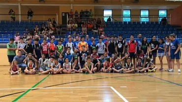 imagen de la inauguración del clinic de formación de baloncesto, julio 2018.