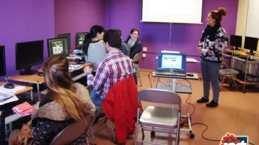 imagen de Carolina Molina Rodrigo, Concejala de Juventud, inaugurando y hablando con alumnado del curso avanzado de Photoshop, noviembre de 2015
