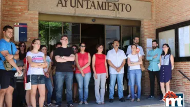imagen del minuto de silencio frente a las puertas del ayuntamiento, junio 2016