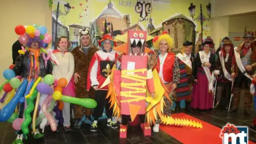 imagen de personas ganadoras y autoridades concurso Trajes Reciclados Carnaval 2017 Miguelturra