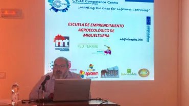 imagen de Adolfo González durante la ponencia, octubre 2019