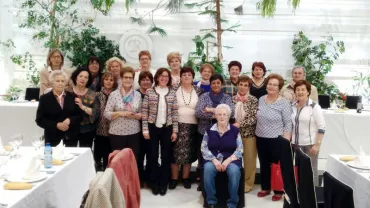 imagen de la alcaldesa Victoria Sobrino y miembros de la Asociación de Viudas Nuestra Señora de la Estrella en Almansa, abril 2016
