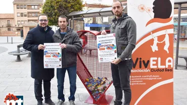 imagen frente al contenedor de reciclado de tapones de la plaza de la Constitución, enero 2020