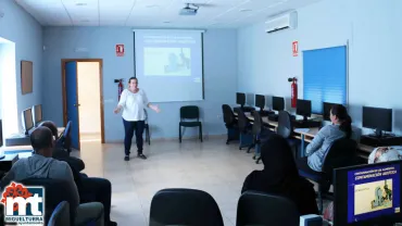 imagen de la monitora Cristina Plaza impartiendo el curso, septiembre 2016