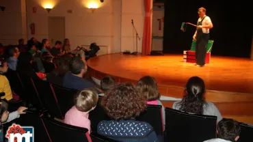 imagen de Aníbal F. Laespada durante su cuentacuentos, abril 2017