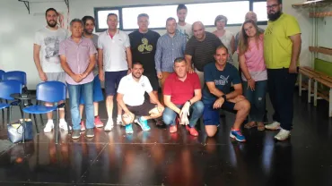 imagen del concejal, docente y participantes curso de RCP, mayo 2017