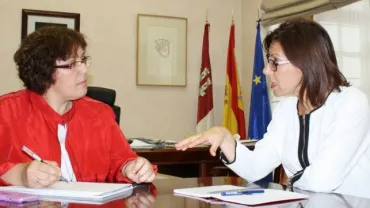 La delegada de la Junta en Ciudad Real, Carmen Olmedo, se ha reunido con la alcaldesa de Miguelturra, Victoria Sobrino, septiembre 2015