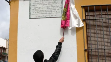 imagen del descubrimiento de la placa a cargo del concejal Julián Céspedes, abril 2016