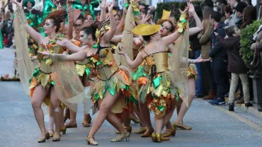 desfile  domingo piñata 2015